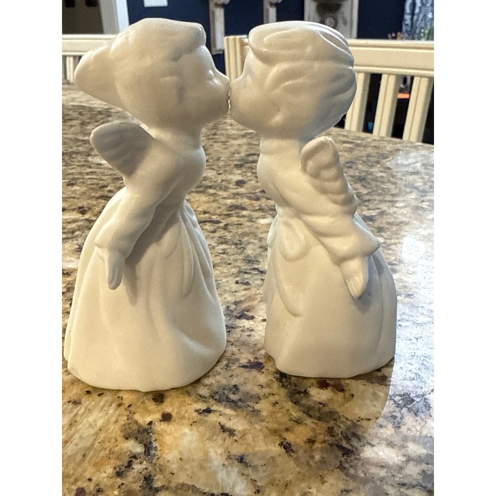 Vintageā Norleans Korea Kissing Angels Bisque Porcelain Figurines White 4 Inch